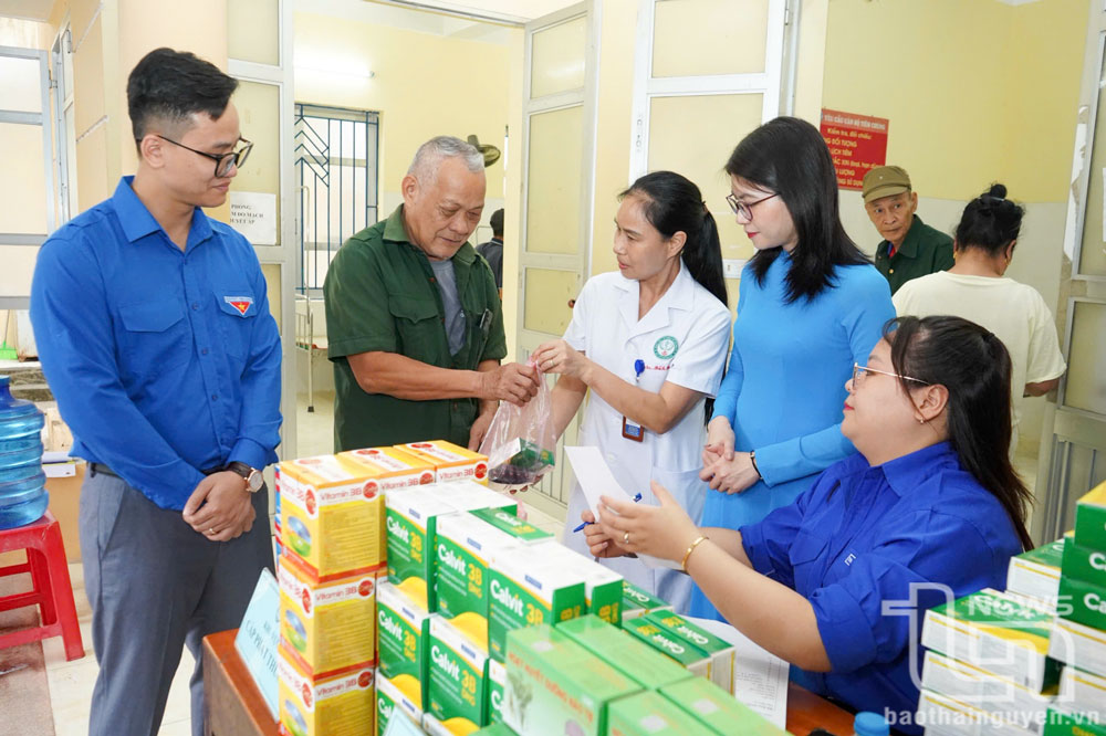 Trong khuôn khổ Chương trình, 200 người có công với cách mạng, gia đình chính sách đã được khám bệnh, cấp phát thuốc miễn phí tại Trạm Y tế xã Phú Đình.