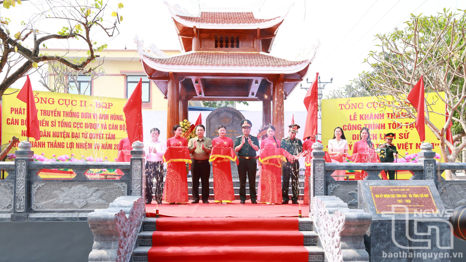 Các đại biểu cắt băng khánh thành công trình.