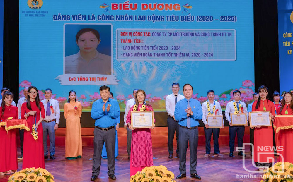 Lãnh đạo Liên đoàn Lao động TP. Thái Nguyên khen thưởng các đảng viên là công nhân lao động tiêu biểu.