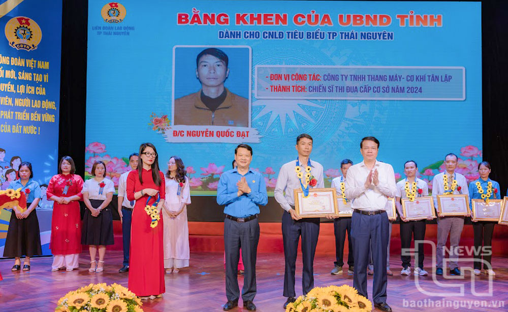 Lãnh đạo Liên đoàn Lao động tỉnh và TP. Thái Nguyên trao Bằng khen của Chủ tịch UBND tỉnh tặng các công nhân lao động tiêu biểu. 