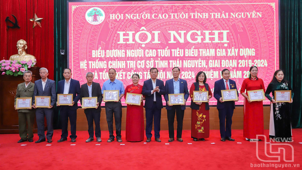 Ban Tổ chức trao thưởng cho các tập thể tiêu biểu trong phong trào người cao tuổi tham gia xây dựng hệ thống chính trị cơ sở giai đoạn 2019-2024.