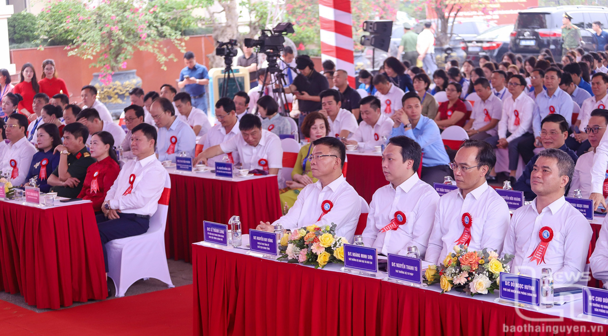 Phó Thủ tướng Chính phủ Lê Thành Long và đồng chí Chủ tịch UBND tỉnh Thái Nguyên Nguyễn Huy Dũng cùng các đại biểu dự buổi Lễ.