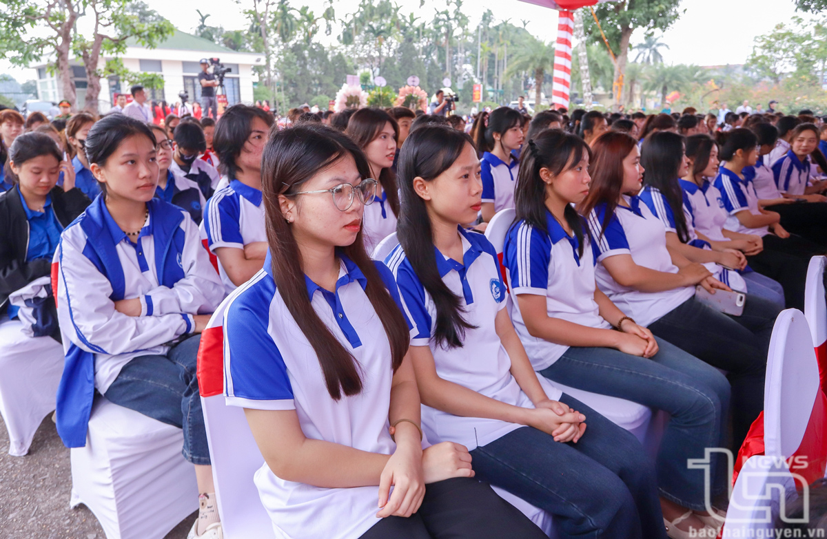 Sinh viên Đại học Thái Nguyên dự buổi Lễ.