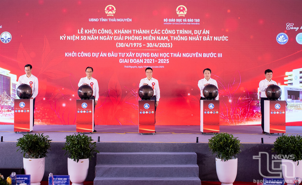 Các đại biểu thực hiện nghi thức khởi công Dự án đầu tư xây dựng Đại học Thái Nguyên bước III, giai đoạn 2021-2025.