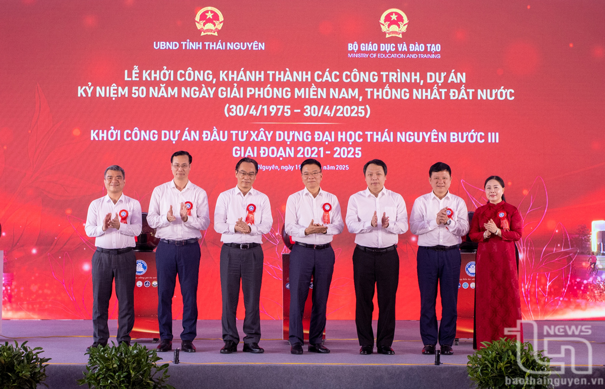 Phó Thủ tướng Chính phủ Lê Thành Long và đồng chí Chủ tịch UBND tỉnh Thái Nguyên Nguyễn Huy Dũng cùng các đại biểu tại buổi Lễ.