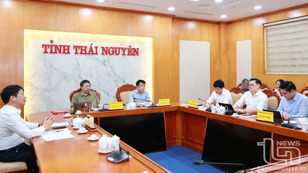 Đồng chí Chủ tịch UBND tỉnh Nguyễn Huy Dũng và đồng chí Phó Chủ tịch Thường trực UBND tỉnh Nguyễn Thanh Bình chủ trì Hội nghị.