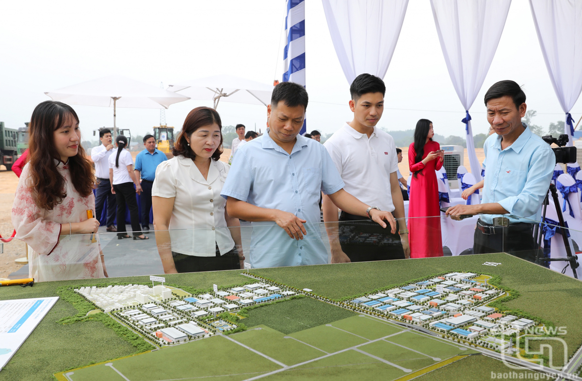 Các đại biểu xem mô hình Khu công nghiệp Sông Công II – giai đoạn 2.