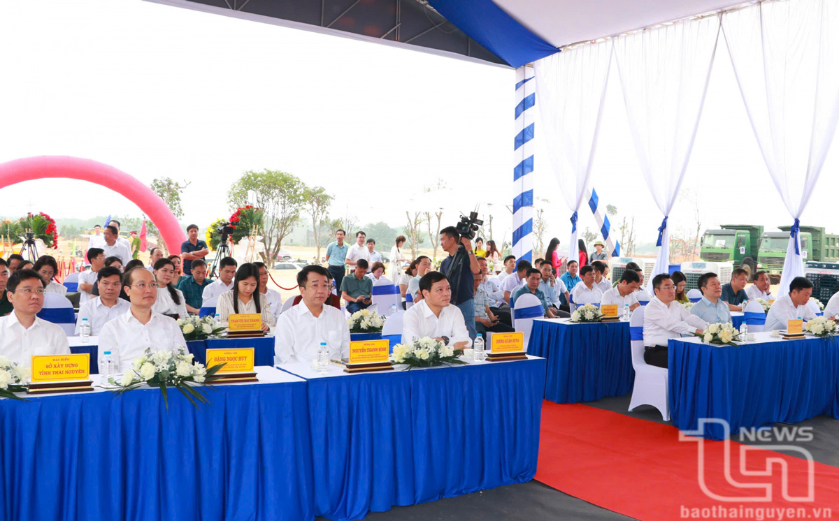 Các đại biểu dự Lễ khởi công.