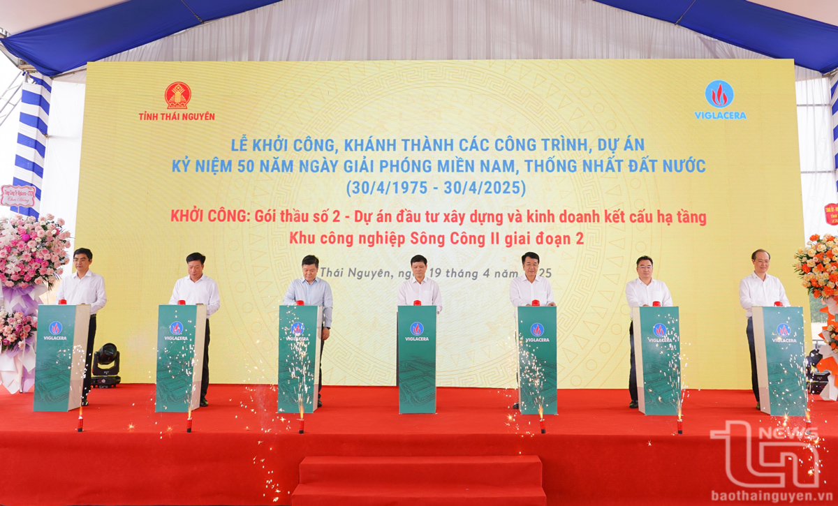 Các đại biểu thực hiện nghi thức khởi công gói thầu số 2- Dự án đầu tư xây dựng và kinh doanh kết cấu hạ tầng Khu công nghiệp Sông Công II - giai đoạn 2.