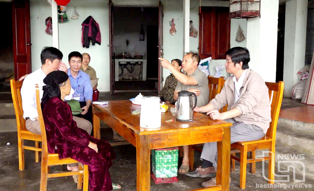 Thành viên Tổ công tác của Trung tâm Phát triển quỹ đất TP. Sông Công đến tuyên truyền, vận động các hộ dân đồng thuận trong công tác giải phóng mặt bằng để xây dựng kết cấu hạ tầng Khu công nghiệp Sông Công II - giai đoạn 2.