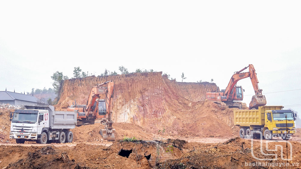 Công ty CP Viglacera Thái Nguyên tập trung nhân lực, máy móc thiết bị thi công hạ tầng Khu công nghiệp Sông Công II - giai đoạn 2. Ảnh: L.K
