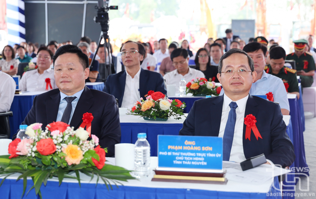 Đồng chí Phó Bí thư Thường trực Tỉnh ủy, Chủ tịch HĐND tỉnh Phạm Hoàng Sơn và các đại biểu dự buổi Lễ.
