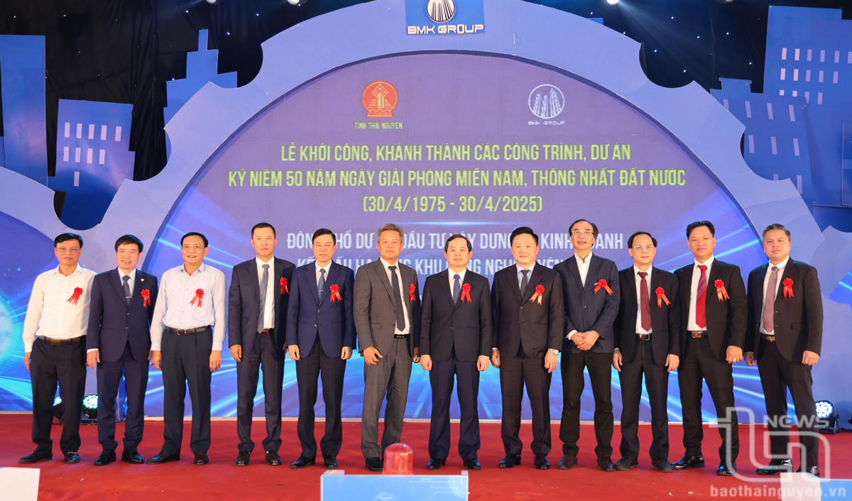 Các đại biểu tại Lễ động thổ Dự án đầu tư xây dựng và kinh doanh kết cấu hạ tầng Khu công nghiệp Yên Bình 3. 