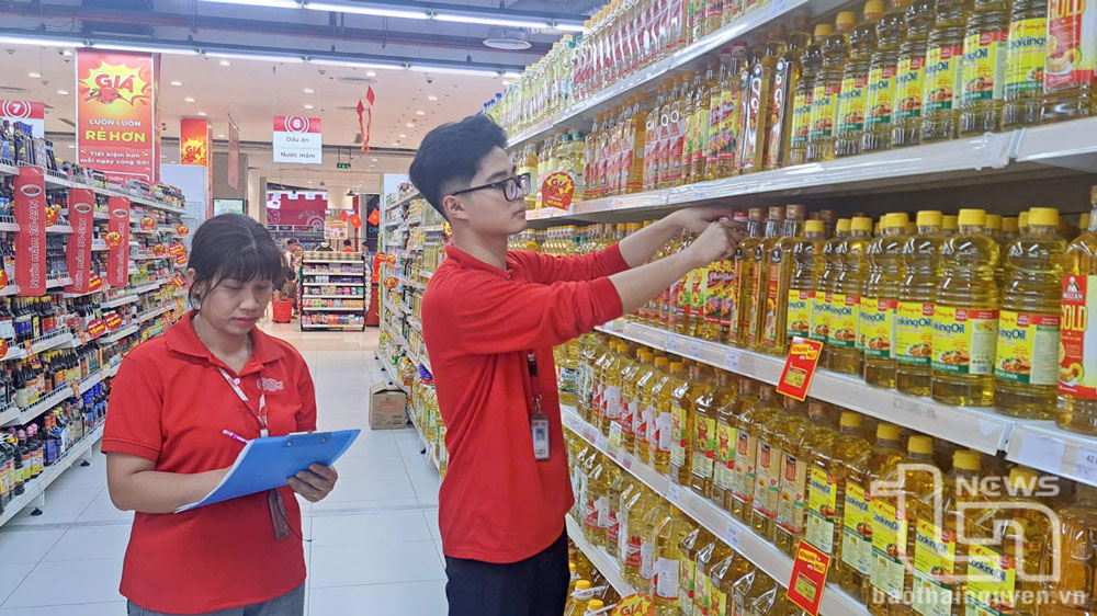 Nhân viên Siêu thị GO! Thái Nguyên kiểm kê nguồn hàng phục vụ người dân mua sắm dịp nghỉ lễ 30-4, 1-5.