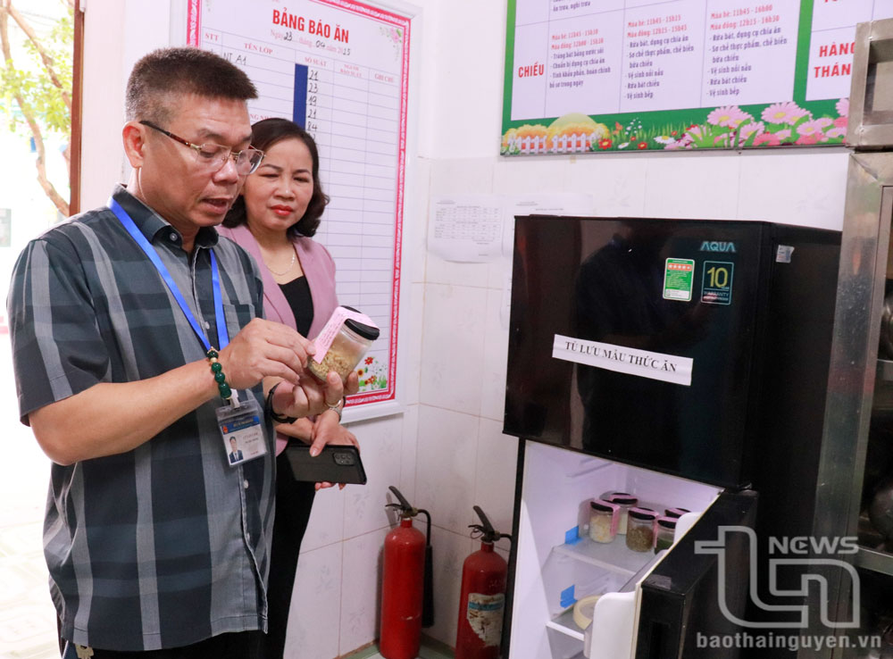 Đoàn kiểm tra liên ngành số 1 của tỉnh kiểm tra công tác lưu mẫu thức ăn tại bếp ăn bán trú của Trường Mầm non Nhã Lộng (Phú Bình).
