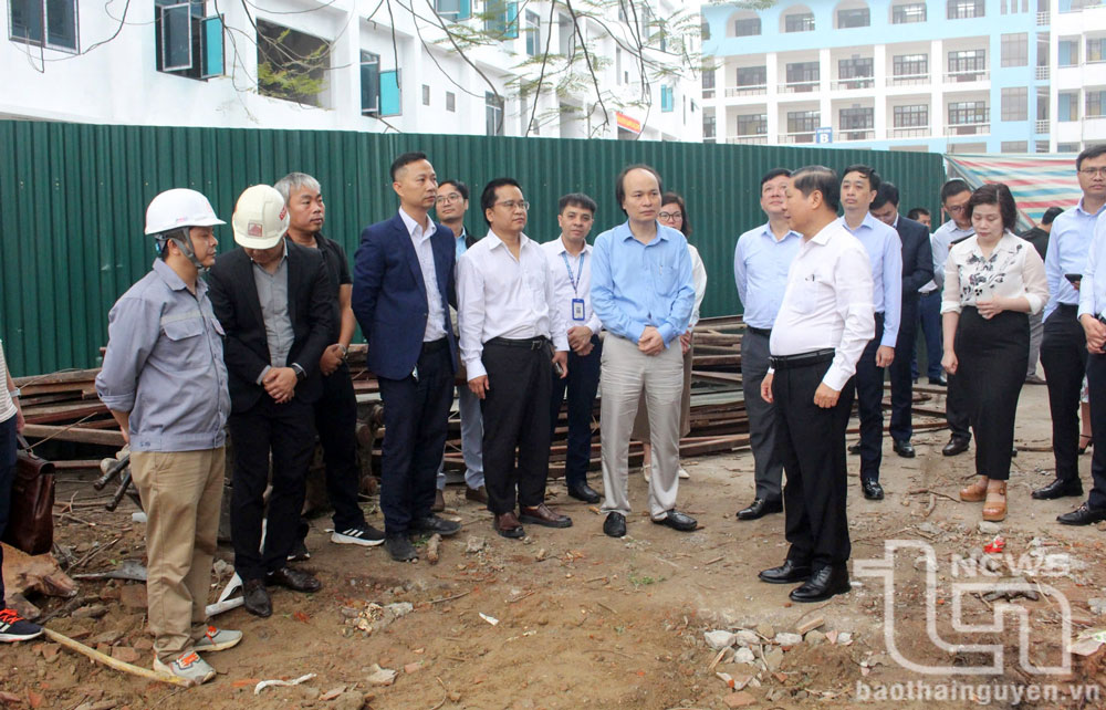 Thứ trưởng Bộ Giáo dục và Đào tạo Lê Tấn Dũng cùng các thành viên Đoàn công tác kiểm tra tình hình thực hiện dự án tại Trường Đại học Y - Dược (Đại học Thái Nguyên).