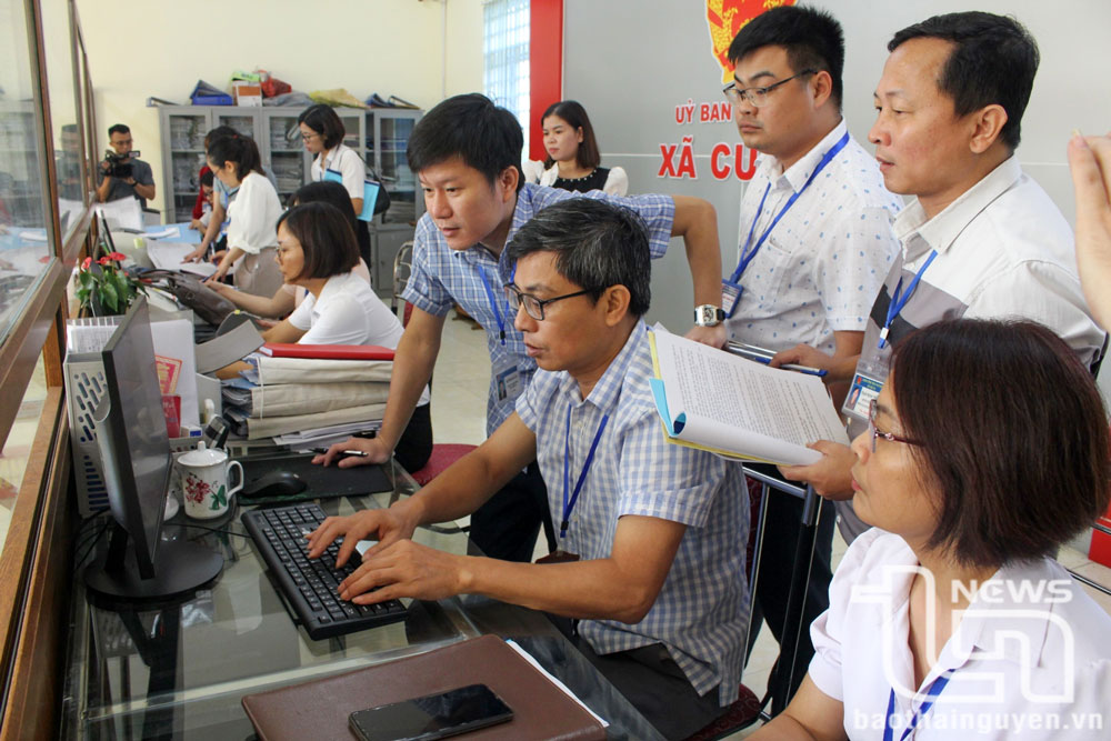 Đoàn công tác của tỉnh Thái Nguyên kiểm tra cải cách hành chính tại xã Cù Vân (Đại Từ).