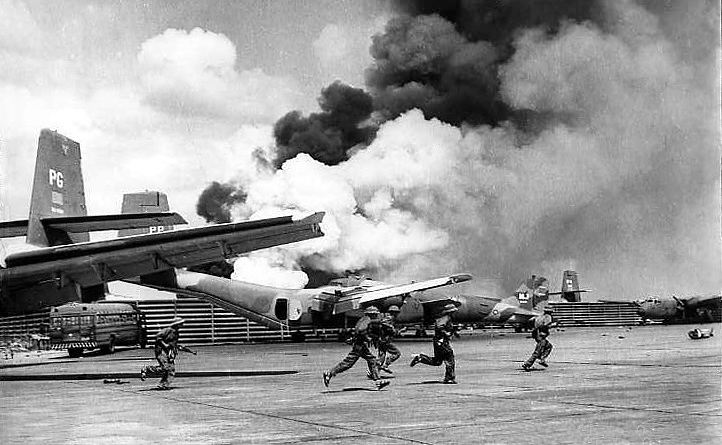 Sáng 30/4/1975, Sư đoàn 10 (Quân đoàn 3) đánh chiếm Sân bay Tân Sơn Nhất. Ảnh tư liệu