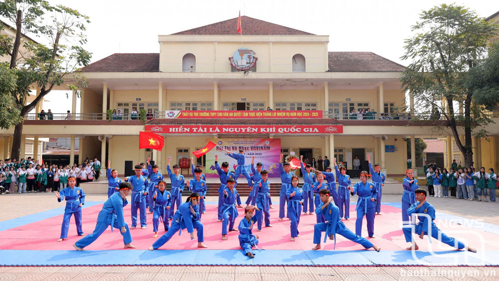 Học sinh Trường THPT Chu Văn An (TP. Thái Nguyên) biểu diễn võ thuật trong Hội thi “Võ nhạc Vovinam” của Nhà trường (tháng 3-2025).