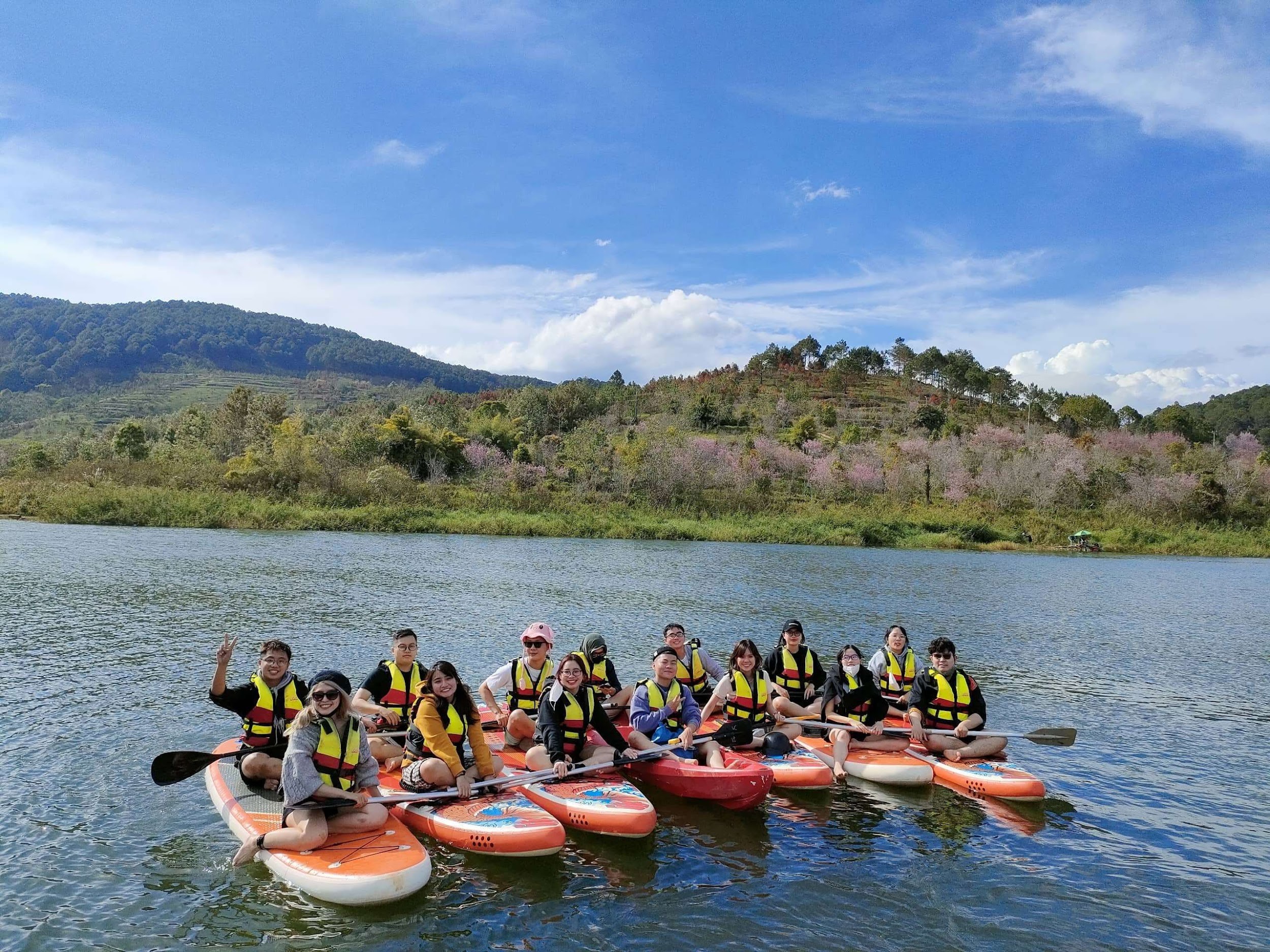 Tour Dalat kayaking hồ Tuyền Lâm: Trải nghiệm mới của giới trẻ