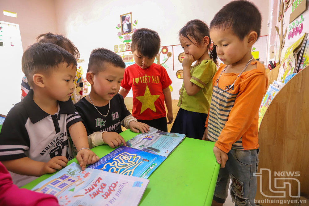 Cùng năm trên địa bàn khu Lũng Hoài thuộc xóm Tân Thành, Điểm trường mầm non Lũng Hoài thuộc Trường mầm non Thượng Nung được ngân sách nhà nước đầu tư 2 lớp học khang trang với đầy đủ trang thiết bị dạy, học. Qua đó, thu hút 100% trẻ 4-5 tuổi đến lớp