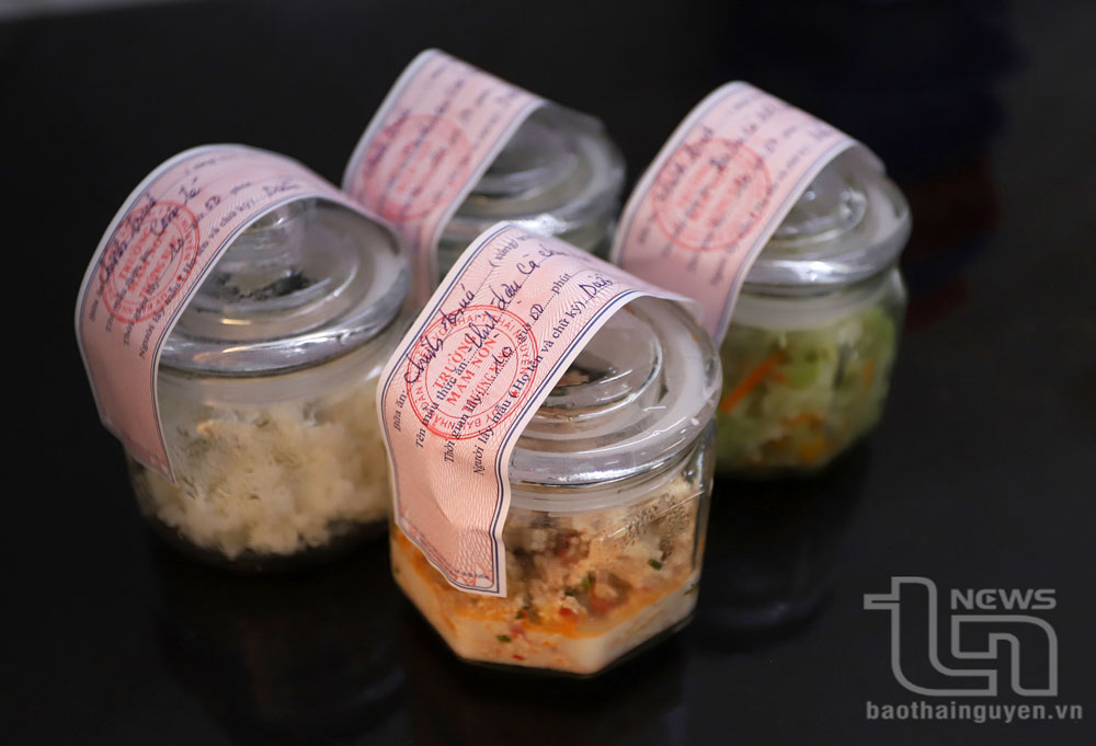 Tuân thủ đúng quy định, thức ăn tại các bếp ăn bán trú đều được lưu mẫu thức ăn theo từng bữa