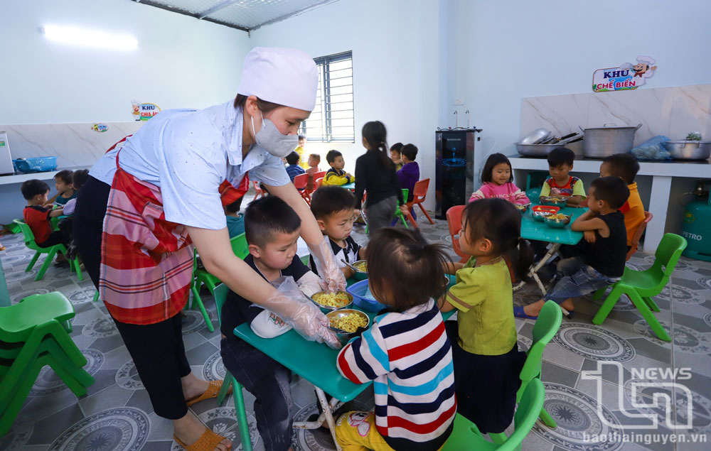 Nhân viên Điểm trường mầm non Lũng Hoài chia suất ăn học học sinh điểm trường. Tại đây, bên cạnh chế độ của nhà nước, các em học sinh còn được hỗ trợ thêm 150 nghìn đồng/tháng ăn trưa từ 1 nhóm thiện nguyện.