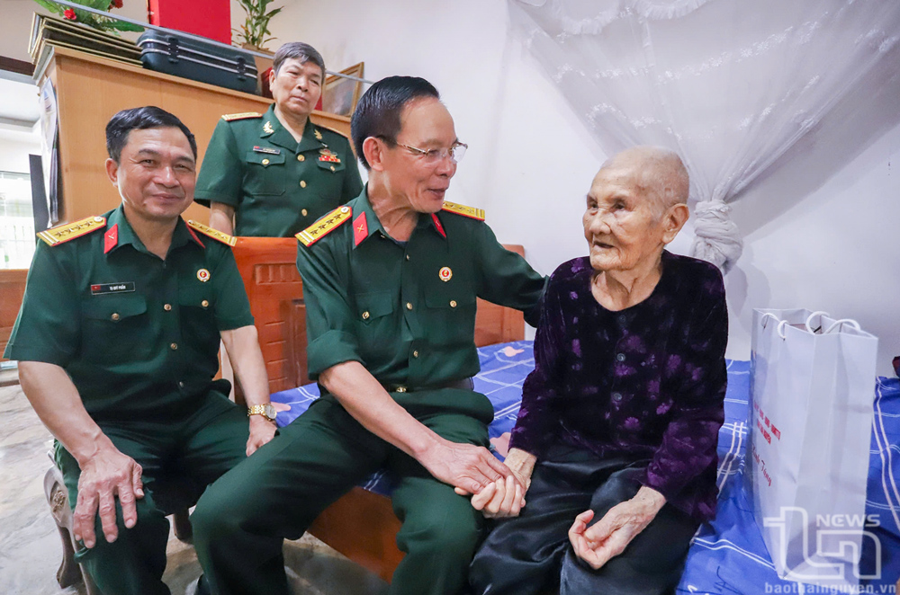 Hội Cựu chiến binh tỉnh: Thăm, tặng quà Mẹ Việt Nam Anh hùng