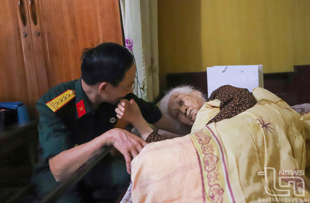 Chủ tịch Hội Cựu chiến binh tỉnh, đại tá Hoàng Ngọc Hoa thăm hỏi sức khỏe Mẹ Việt Nam Anh hùng Nguyễn Thị Lợi, ở tổ 2, phường Đồng Quang (TP. Thái Nguyên).