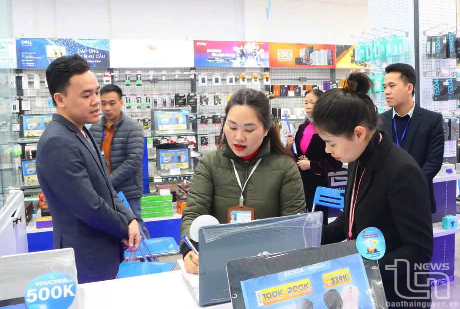 Cán bộ Sở Công Thương khảo sát các cửa hàng trên đường Lương Ngọc Quyến (TP. Thái Nguyên) để xây dựng mô hình tuyến phố thương mại điện tử.