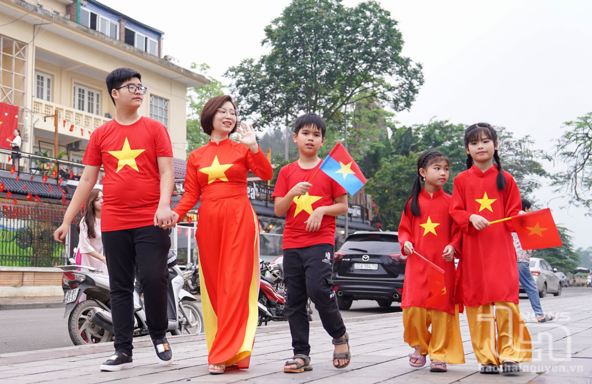 Gia đình Việt - bức tranh đẹp trong Ngày hội thống nhất non sông 30-4.