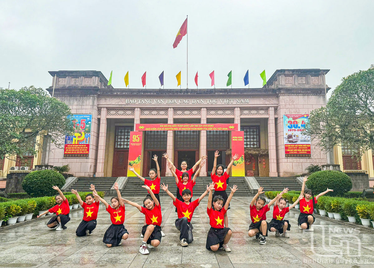 Thái Nguyên: Rực rỡ sắc đỏ đón chào Ngày hội thống nhất non sông