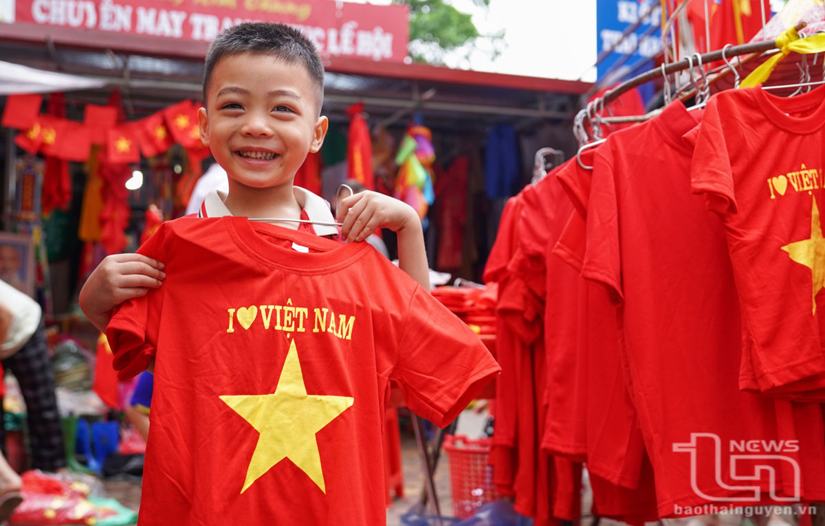 Nụ cười hồn nhiên bên sắc áo đỏ in ngôi sao vàng 5 cánh, tiếp thêm ngọn lửa yêu nước cho thế hệ tương lai.