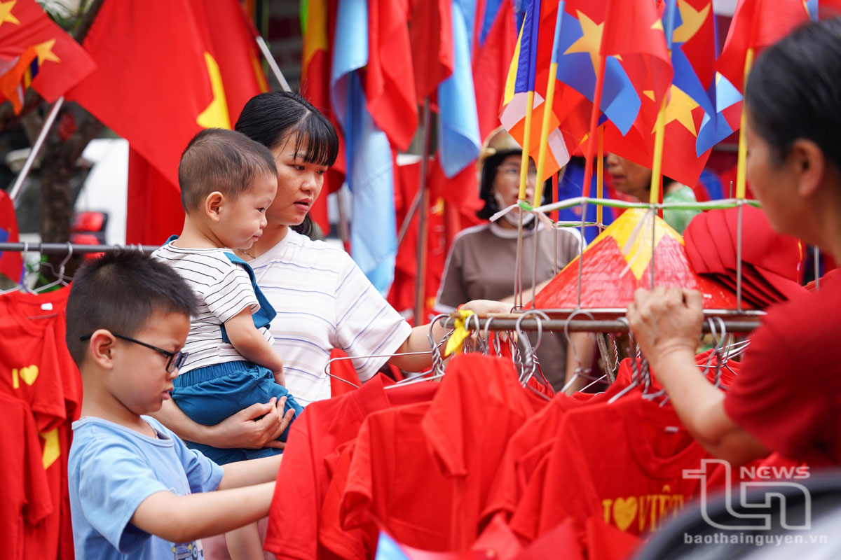 Các cửa hàng bán áo đỏ, cờ đỏ sao vàng đắt khách trong dịp này.