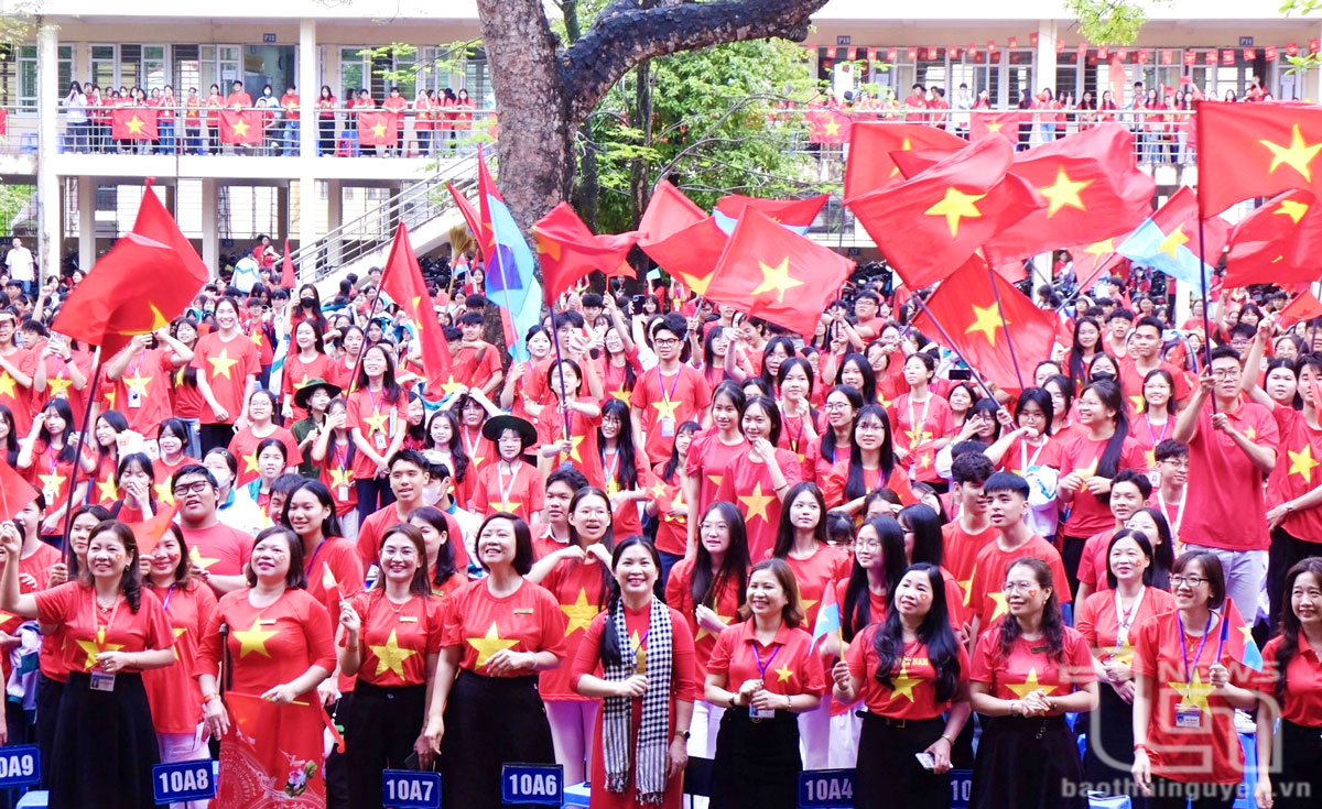 Giáo viên, học sinh Trường THPT Lương Ngọc Quyến hân hoan tham dự Lễ kỷ niệm 50 năm Ngày giải phóng miền Nam, thống nhất đất nước (30/4/1975 - 30/4/2025).