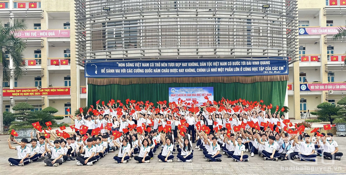 Cờ đỏ sao vàng rực rỡ khắp sân trường, các hành lang, lớp học tại Trường THPT Chuyên Thái Nguyên.