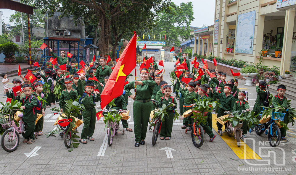 Cô và trò Trường Mầm non Tân Thành (TP. Thái Nguyên) tổ chức hoạt động ngoại khóa nhân dịp kỷ niệm 50 năm Ngày giải phóng miền Nam, thống nhất đất nước (30/4/1975 - 30/4/2025). Ảnh: Ngọc Hải
