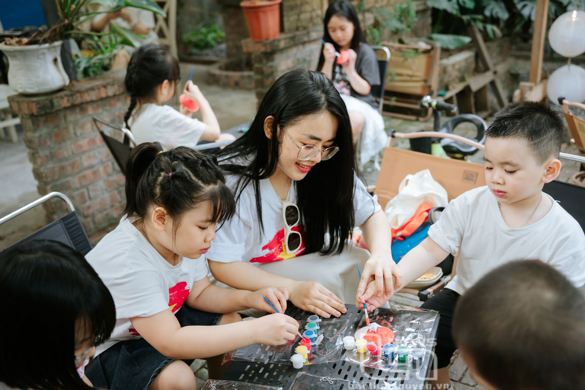 Bằng những nét cọ hồn nhiên, thế hệ măng non Thái Nguyên đang vẽ lên sắc màu tự hào trong Ngày hội thống nhất non sông 30-4.