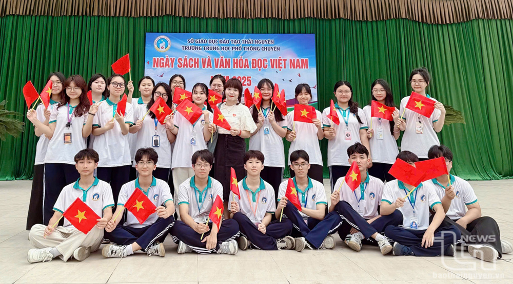 Giáo viên, học sinh Trường THPT Chuyên Thái Nguyên hân hoan hướng về Ngày hội thống nhất non sông.