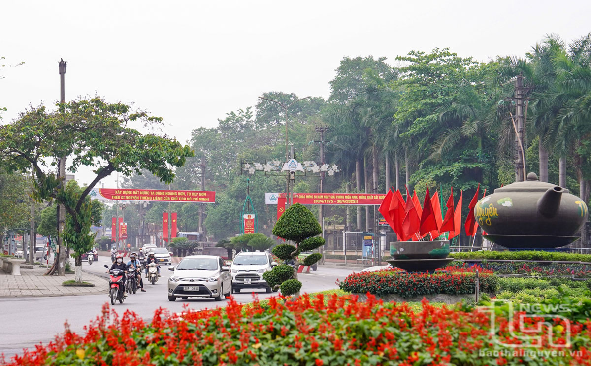 Phố phường rực rỡ sắc đỏ tự hào chào mừng Ngày hội thống nhất non sông 30-4.