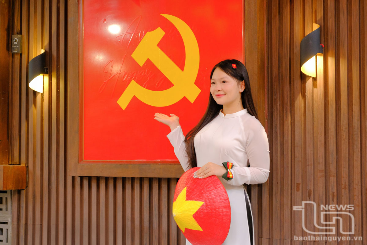 Bạn Nông Thị Hợi, ở xã Bình Sơn (TP. Sông Công) rạng ngời trong tà áo dài truyền thống và biểu tượng thiêng liêng của non sông đất nước.
