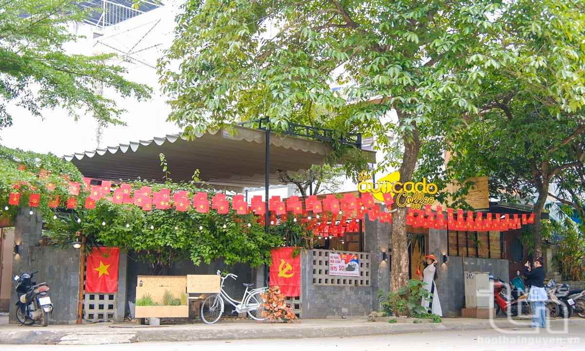 Quán cà phê The Avocado home được trang hoàng rực rỡ theo phong cách “Cà phê yêu nước” chào mừng Ngày hội thống nhất non sông 30-4.