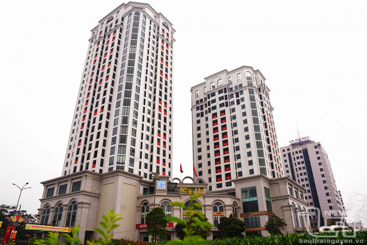 Tòa nhà Prime - một trong những điểm nhấn đô thị ở TP. Thái Nguyên - nổi bật với sắc đỏ của cờ Tổ quốc.
