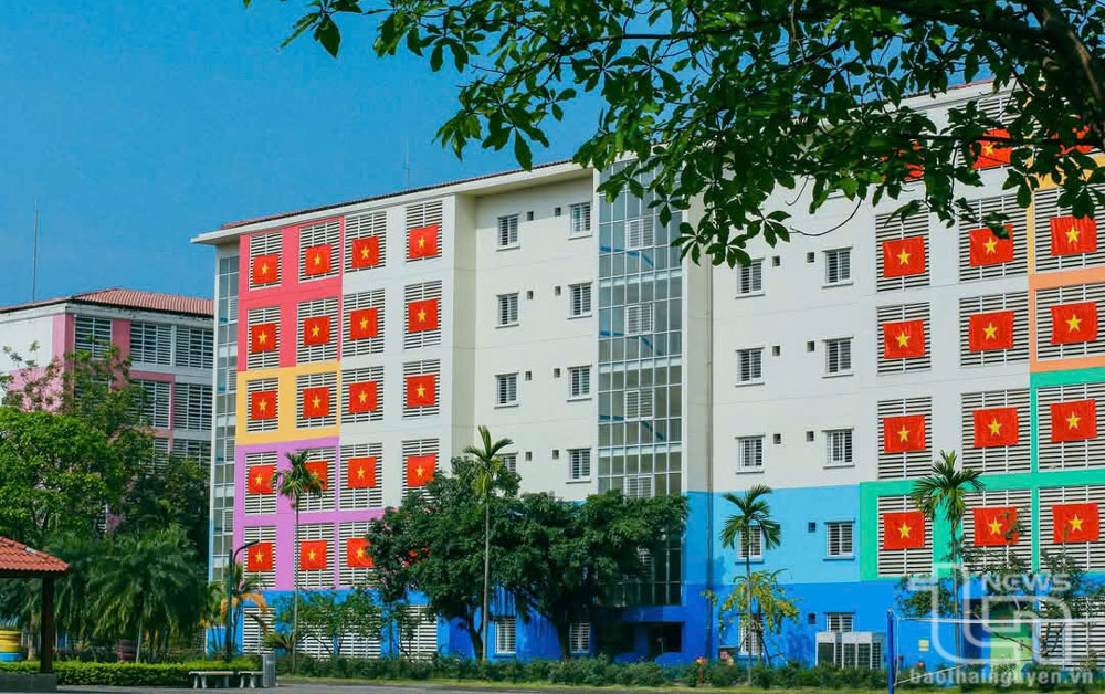 Nhiều nơi quan trọng ở Nhà máy Samsung Thái Nguyên treo cờ Tổ quốc, pa nô, khẩu hiệu chào mừng Ngày hội thống nhất non sông 30-4, Ngày Quốc tế Lao động 1-5.