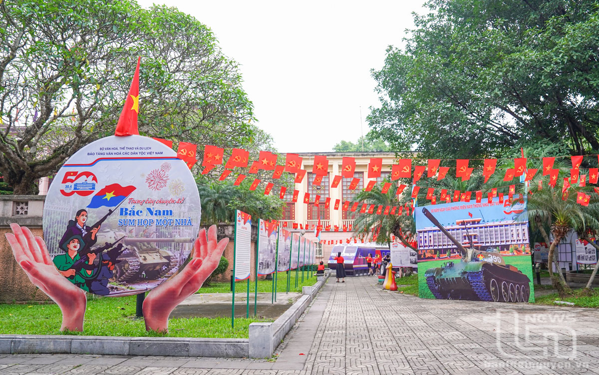 Triển lãm “Bắc Nam sum họp một nhà” được tổ chức tại Bảo tàng Văn hóa các dân tộc Việt Nam góp phần nhắc nhớ lịch sử hào hùng của dân tộc qua từng bức ảnh, từng ký ức bất tử.