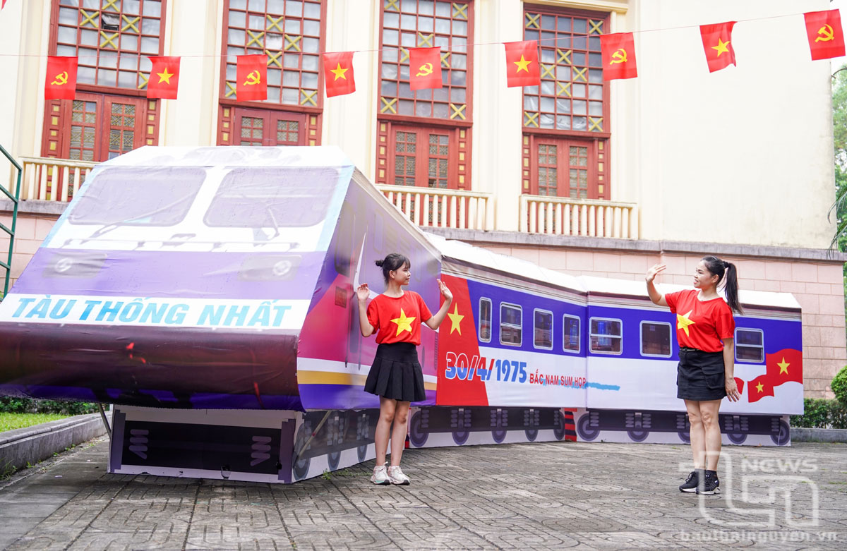 Mô hình Đoàn tàu Thống Nhất được dựng trong khuôn viên Bảo tàng Văn hóa các dân tộc Việt Nam thu hút người dân đến tham quan, chụp ảnh lưu niệm.