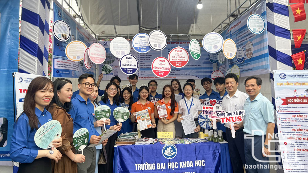 Các đại biểu tham quan các gian trưng bày tư vấn nghề nghiệp, việc làm cho học sinh, sinh viên của Trường Đại học Khoa học (Đại học Thái Nguyên).