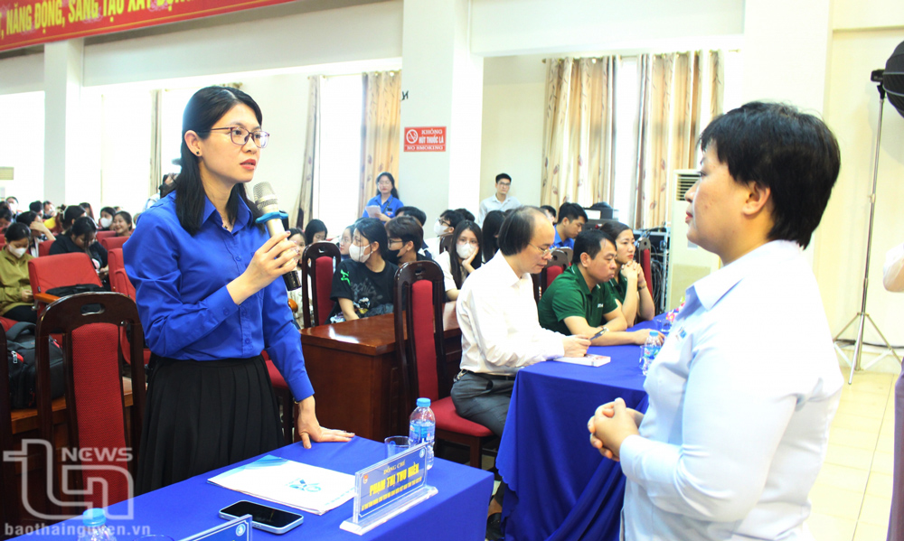 Các đại biểu thảo luận về chủ đề Sách và AI.