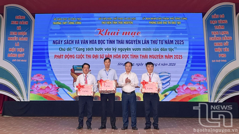 Lãnh đạo Sở Văn hóa - Thể thao và Du lịch tặng sách cho các đơn vị.