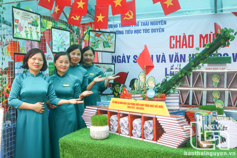Một mô hình xếp sách nghệ thuật tại Chương trình.